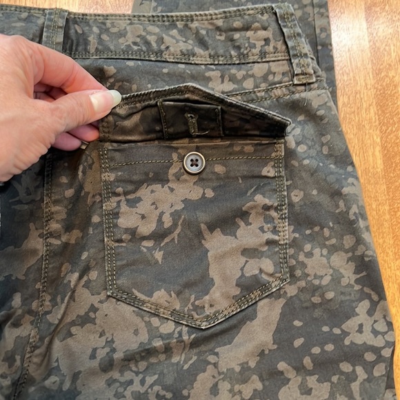11. Loft Camo Skinny Size 0 - Picture 2 of 6